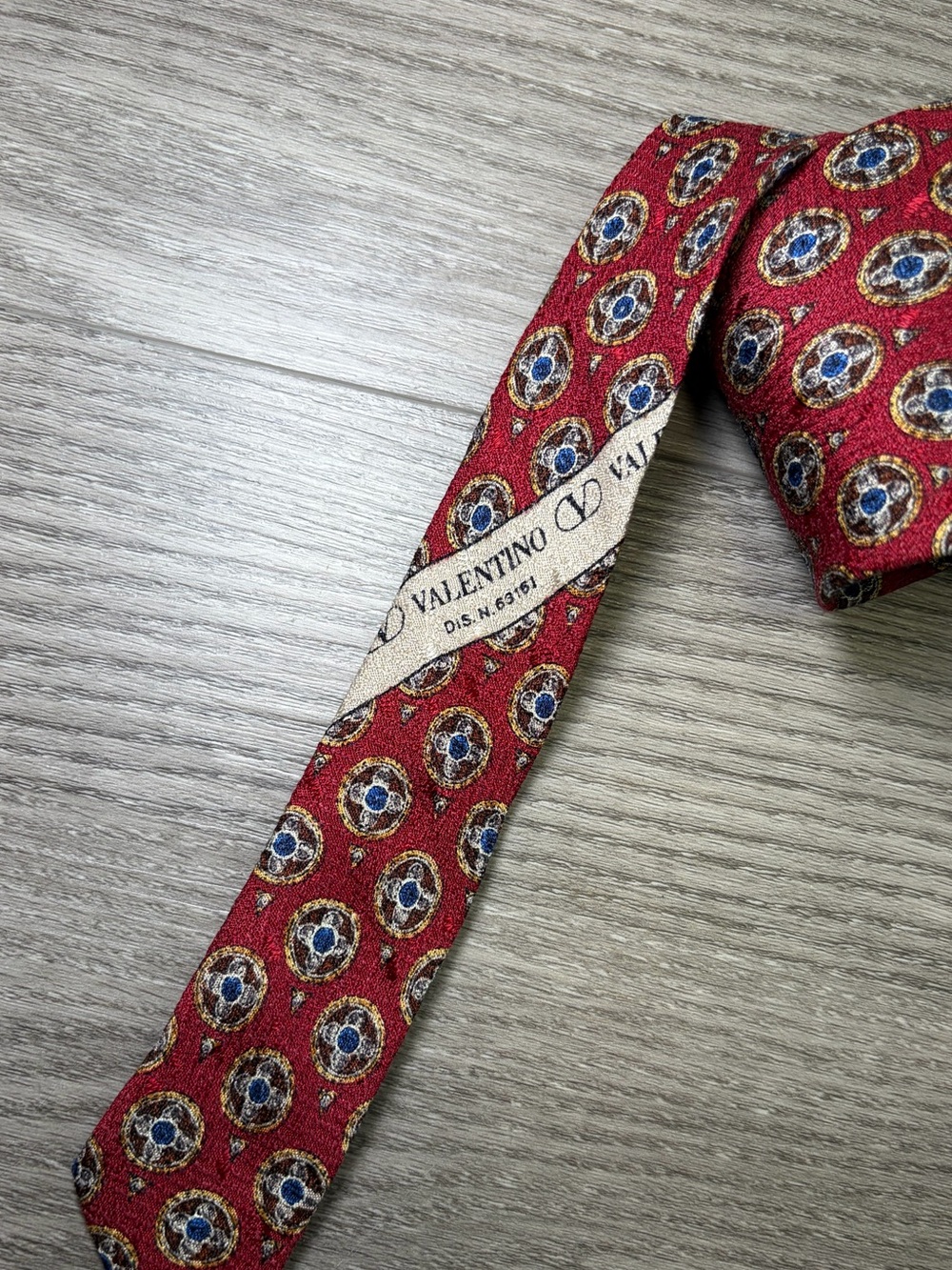 Vintage Valentino Cravatte Red Silk Geometric Medallion Neck Tie Made in Italy - Picture 7 of 9